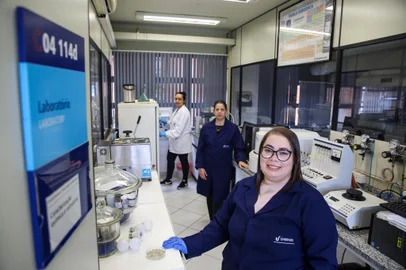 SÃO LEOPOLDO, RS, BRASIL: Mulheres são maioria na pós-graduação no Brasil. O case será Emanuele Araujo, aluna do doutorado em Engenharia Civil. Da d/e: Emanuele Araujo e Katia Ocanha Dorneles, doutorandas em Engenharia Civil na área de concentração de resíduos eletro eletrônicos e ao fundo Graceane Melo Taborda, laboratorista de apoio a pesquisa, ensino e desenvolvimento da Unisinos. Fotos: Duda Fortes/Agência RBS<!-- NICAID(15887145) -->
