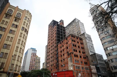 PORTO ALEGRE, RS, BRASIL, 14/07/2022- O prédio abandonado está envelopado para o início das obras de demolição. Foto: Anselmo Cunha/Agencia RBS<!-- NICAID(15148684) -->