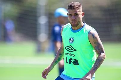 RS - FUTEBOL/ TREINO GREMIO 2025 - ESPORTES - Jogadores do Gremio realizam treino tÃ©cnico durante a manha desta quinta-feira, no CT Luiz Carvalho, na preparaÃ§Ã£o para a partida valida pelo Campeonato Brasileiro 2025. Na foto, Cuéllar.  FOTO: LUCAS UEBEL/GREMIO FBPA<!-- NICAID(16153083) -->