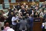 VÍDEO: opositor joga água em primeiro-ministro, e políticos brigam no parlamento de Kosovo