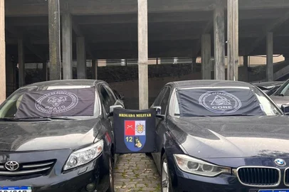 Na manhã de hoje (06), a Polícia Civil, por meio da Delegacia de Repressão às Ações Criminosas Organizadas - DRACO de Caxias do Sul - com apoio operacional da CORE (Coordenaria de Recursos Especiais) e do canil do 12° BPM, deflagrou a Operação Safehouse constante em cumprimentos de mandados de busca e de apreensão em investigação de tráfico de drogas no Loteamento Primeiro de Maio.<!-- NICAID(16341836) -->