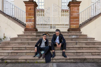 Sbørnia Kontratracka em Revista Espetáculo que dá continuidade a Tangos & TragédiasShow protagonizado por Hique Gomez e Simone Rasslan vai ar por Caxias do Sul, Lajeado e Novo Hamburgo<!-- NICAID(15230012) -->
