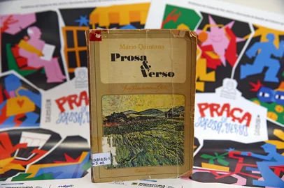 Porthus Junior / Grupo RBS CAXIAS DO SUL, RS, BRASIL, 15/09/2026. Em 1978 a Livraria Globo lançava a antologia "Prosa & Verso", do escritor alegretense Mario Quintana. Depois de correr o mundo sensibilizando leitores, a obra inspirou as mentes de quem definiu o tema da 42ª Feira do Livro de Caxias do Sul, cuja programação se inicia no dia 2 de outubro, na praça de outro poeta, o nosso Dante Alighieri. (Porthus Junior/Grupo RBS)Indexador: Porthus Junior<!-- NICAID(16366206) -->