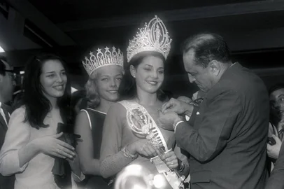 Ieda Maria Vargas chega a Porto Alegre em 22/08/1963, depois de ser escolhida Miss Universo em Miami Beach em 20/07/1963. Ieda recebe, ainda no aeroporto, do Pref.Loureiro da Silva o broche com a chave da cidade.Foto: Última Hora / Banco de Dados<!-- NICAID(7576851) -->