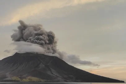 Mount Ruang volcano erupts in Sitaro, North Sulawesi, on April 19, 2024. A remote Indonesian volcano sent a tower of ash spewing into the sky on April 19, after nearly half a dozen eruptions earlier this week forced thousands to evacuate when molten rocks rained down on their villages. (Photo by Ronny Adolof BUOL / AFP)Editoria: DISLocal: SitaroIndexador: RONNY ADOLOF BUOLSecao: volcanic eruptionFonte: AFPFotógrafo: STR<!-- NICAID(15740001) -->