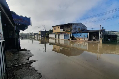 Nível do Arroio Feijó estabiliza, mas Alvorada segue com ruas alagadas nesta sexta-feira<!-- NICAID(15541557) -->