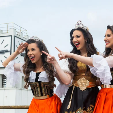 Ensaio em lugares marcantes de Caxias do Sul com as soberanas da Festa da Uva 2024, Eduarda Ruzzarin Menezes, Lizandra Mello Chinali e Letícia de Carvalho.Na foto, relógio do Eberle.<!-- NICAID(15610043) -->