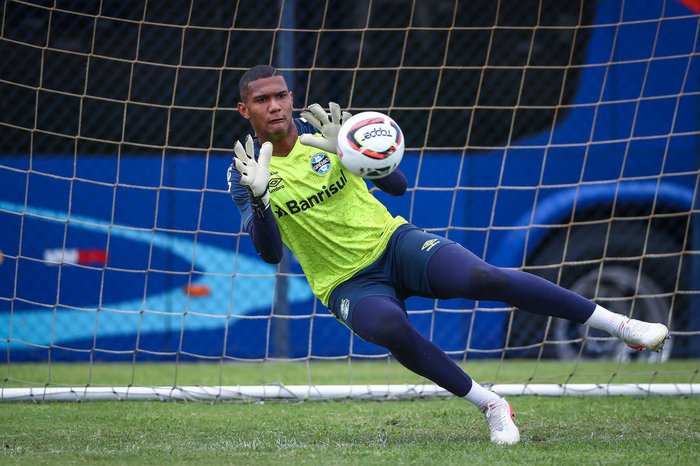 Grêmio planeja escalar o goleiro Adriel contra o Brusque