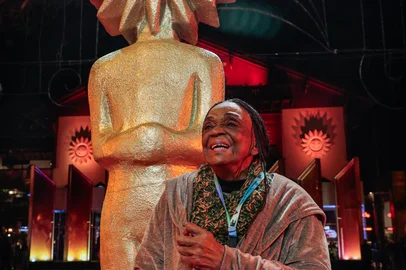 A atriz homenageada com o troféu Oscarito Léa Garcia, no Tapete Vermelho, na noite deste sábado (12).<!-- NICAID(15508897) -->