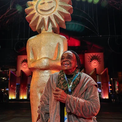 A atriz homenageada com o troféu Oscarito Léa Garcia, no Tapete Vermelho, na noite deste sábado (12).<!-- NICAID(15508897) -->