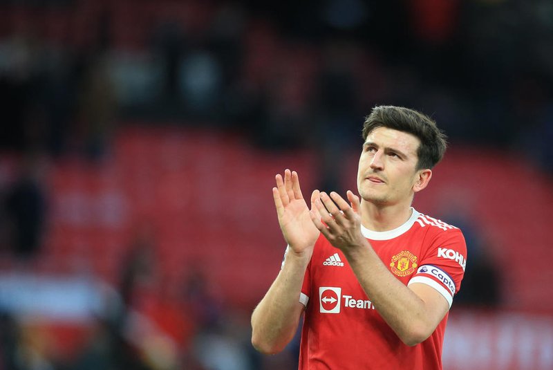 Manchester United's English defender Harry Maguire applauds at the end of the English Premier League football match between Manchester United and Leicester City at Old Trafford in Manchester, north west England, on April 2, 2022. (Photo by Lindsey Parnaby / AFP) / RESTRICTED TO EDITORIAL USE. No use with unauthorized audio, video, data, fixture lists, club/league logos or 'live' services. Online in-match use limited to 120 images. An additional 40 images may be used in extra time. No video emulation. Social media in-match use limited to 120 images. An additional 40 images may be used in extra time. No use in betting publications, games or single club/league/player publications. / Editoria: SPOLocal: ManchesterIndexador: LINDSEY PARNABYSecao: soccerFonte: AFPFotógrafo: STR<!-- NICAID(15075721) -->