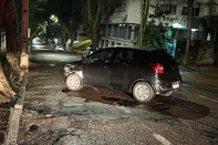 Acidente envolvendo um veículo Ford Ka ocorreu na madrugada desta sexta-feira (18), na Rua Marquês do Pombal, no bairro Auxiliadora, em Porto Alegre<!-- NICAID(16083110) -->