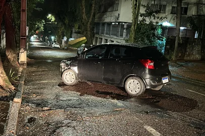 Acidente envolvendo um veículo Ford Ka ocorreu na madrugada desta sexta-feira (18), na Rua Marquês do Pombal, no bairro Auxiliadora, em Porto Alegre<!-- NICAID(16083110) -->