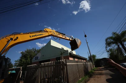 Porto Alegre, RS, Brasil, 28/10/2024 - A Unidade de Saúde Ilha dos Marinheiros começou a ser demolida na tarde desta segunda-feira, 28. Interditada desde agosto pela Secretaria Municipal de Saúde (SMS) em razão de rachaduras nas paredes e na laje, o prédio também sofreu deslocamento do solo sob as vigas, consequência da enchente de maio. - Foto: Jefferson Botega/Agência RBSIndexador: jeff botega<!-- NICAID(15901351) -->