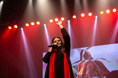 Cantora Tatiéli Bueno no Tributo a Mercedes Sosa.<!-- NICAID(16037101) -->