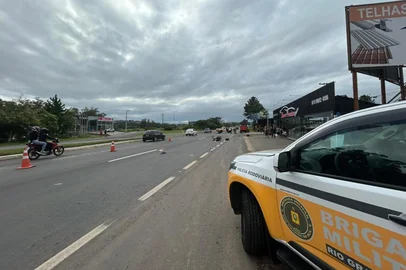 Gabriela Plentz / Agencia RBS Acidente entre carro e moto deixa motocliclista ferido na RS-239, em Parobé, no Vale do Paranhana<!-- NICAID(16240943) -->