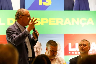 19/10/2022 - PORTO ALEGRE, RS - Candidato a vice-presidente na chapa de Luiz Inácio Lula da Silva, Geraldo Alckimin, participa de jantar com o governador do Estado, Ranolfo Vieira Júnior, empresários e apoiadores de campanha na capital gaúcha. FOTO: Camila Hermes / Agência RBS<!-- NICAID(15240967) -->