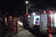 Um incêndio no porão de madeira de uma residência deixou um homem, de aproximadamente 30 anos, com 60% do corpo queimado na noite deste domingo (23). O  sinistro aconteceu na Rua Anuncio José Sartori, entre os bairros Planalto e Bela Vista, em Caxias do Sul. <!-- NICAID(16001738) -->
