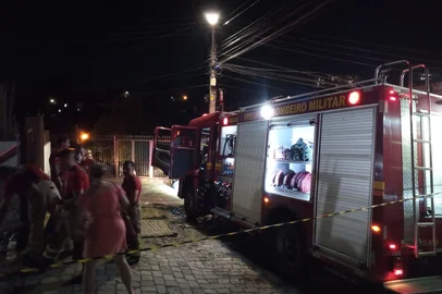 Um incêndio no porão de madeira de uma residência deixou um homem, de aproximadamente 30 anos, com 60% do corpo queimado na noite deste domingo (23). O  sinistro aconteceu na Rua Anuncio José Sartori, entre os bairros Planalto e Bela Vista, em Caxias do Sul. <!-- NICAID(16001738) -->