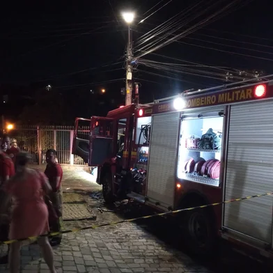 Um incêndio no porão de madeira de uma residência deixou um homem, de aproximadamente 30 anos, com 60% do corpo queimado na noite deste domingo (23). O  sinistro aconteceu na Rua Anuncio José Sartori, entre os bairros Planalto e Bela Vista, em Caxias do Sul. <!-- NICAID(16001738) -->