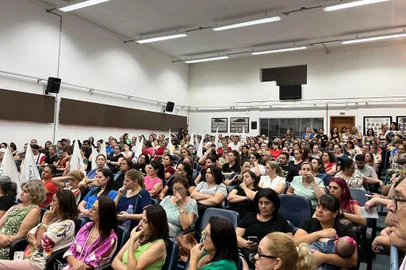 Professores municipais de Passo Fundo realizam assembleia para decidir sobre greve<!-- NICAID(15384948) -->