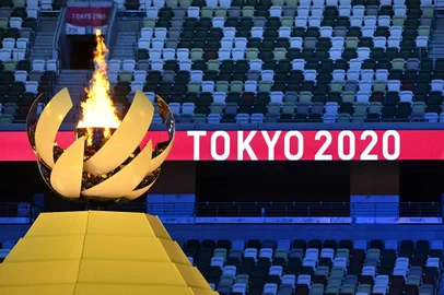 A picture shows the Olympic Cauldron with the Olympic flame during the opening ceremony of the Tokyo 2020 Olympic Games, at the Olympic Stadium, in Tokyo, on July 23, 2021. (Photo by Andrej ISAKOVIC / AFP)Editoria: SPOLocal: TokyoIndexador: ANDREJ ISAKOVICSecao: sports eventFonte: AFPFotógrafo: STF<!-- NICAID(14843078) -->