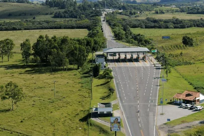 O Polo Rodoviário de Pelotas possui 457,3 quilômetros de extensão e é composto pelas rodovias BR 116 – entre Camaquã, Pelotas e Jaguarão, um total de 260,5 quilômetros – e BR 392 – trecho de 196, 8 quilômetros, que corta as cidades de Rio Grande, Pelotas e Santana da Boa Vista. O Polo Pelotas é administrado pela Empresa Concessionária de Rodovias do Sul S. A. - Ecosul, constituída especificamente para este fim em 19 de janeiro de 1998, cujo contrato de concessão, firmado junto à União, prevê a concessão até 03 de março de 2026.<!-- NICAID(15642903) -->