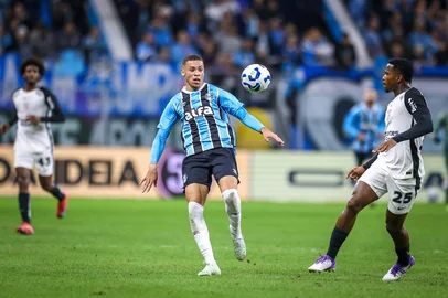 PORTO ALEGRE, RS, BRASIL, 12-06-2025: O meia-atacante Alysson Edward em lance do jogo do Grêmio contra o Corinthians na Arena, válido pelo Brasileirão. (Foto: Lucas Uebel/Grêmio/Divulgação)<!-- NICAID(16061223) -->
