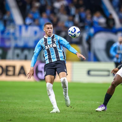 PORTO ALEGRE, RS, BRASIL, 12-06-2025: O meia-atacante Alysson Edward em lance do jogo do Grêmio contra o Corinthians na Arena, válido pelo Brasileirão. (Foto: Lucas Uebel/Grêmio/Divulgação)<!-- NICAID(16061223) -->