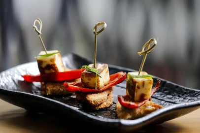 PORTO ALEGRE, RS, BRASIL, 26-01-2016: Tapas - berinjela com pimenta grelhada e queijo coalho. (Foto: Mateus Bruxel / Agência RBS)Indexador: Mateus_Bruxel<!-- NICAID(11971833) -->