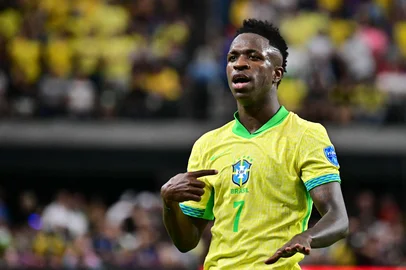 FREDERIC J. BROWN / AFP Brazil's forward #07 Vinicius Junior celebrates scoring his team's third goal during the Conmebol 2024 Copa America tournament group D football match between Paraguay and Brazil at Allegiant Stadium in Las Vegas, Nevada on June 28, 2024. (Photo by Frederic J. Brown / AFP)<!-- NICAID(15801429) -->