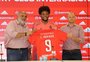 Luiz Adriano evita comparação com Suárez e projeta briga por posição no Inter: "Disputa muito gostosa"