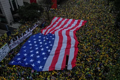 This aerial view shows supporters of Brazil's former president (2019-2022) Jair Bolsonaro, on trial for his alleged role in an attempted coup, carrying a huge US flag in a demonstration during Independence Day, in Sao Paulo, Brazil on September 7, 2025. Bolsonaro will test his political strength with demonstrations in the country's main cities, days before the Supreme Court deliver its verdict. The far-right leader, also a former army captain, risks up to 43 years in prison if convicted of attempting to cling to power after losing 2022 elections to his leftist rival Luiz Inacio Lula da Silva. (Photo by Nelson ALMEIDA / AFP)Editoria: CLJLocal: Sao PauloIndexador: NELSON ALMEIDASecao: trialsFonte: AFPFotógrafo: STF<!-- NICAID(16119738) -->