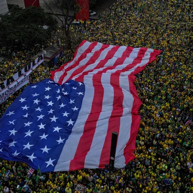 This aerial view shows supporters of Brazil's former president (2019-2022) Jair Bolsonaro, on trial for his alleged role in an attempted coup, carrying a huge US flag in a demonstration during Independence Day, in Sao Paulo, Brazil on September 7, 2025. Bolsonaro will test his political strength with demonstrations in the country's main cities, days before the Supreme Court deliver its verdict. The far-right leader, also a former army captain, risks up to 43 years in prison if convicted of attempting to cling to power after losing 2022 elections to his leftist rival Luiz Inacio Lula da Silva. (Photo by Nelson ALMEIDA / AFP)Editoria: CLJLocal: Sao PauloIndexador: NELSON ALMEIDASecao: trialsFonte: AFPFotógrafo: STF<!-- NICAID(16119738) -->