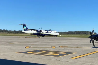 Avião pronto para decolar no aeroporto de Pelotas