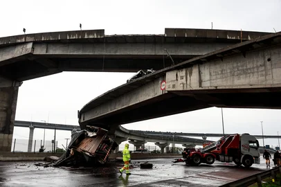 PORTO ALEGRE, RS, BRASIL, 27-09-2026: Acidente em uma das alças de acesso da nova ponte do Guaíba, em Porto Alegre. Foto: Duda Fortes/Grupo RBS<!-- NICAID(16374643) -->