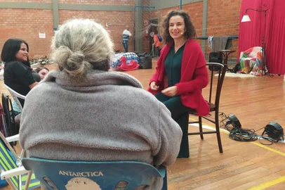 Fera Carvalho Leite se apresenta em abrigos para pessoas atingidas pelas enchentes em Porto Alegre<!-- NICAID(15764629) -->
