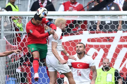 Football: UEFA Euro 2024 - 1st round day 2: Group F Turkey v PortugalPortugal's forward #07 Cristiano Ronaldo heads the ball next to Turkey's forward #21 Baris Alper Yilmaz (C) and Turkey's defender #14 Abdulkerim Bardakci during the UEFA Euro 2024 Group F football match between Turkey and Portugal at the BVB Stadion in Dortmund on June 22, 2024. (Photo by FRANCK FIFE / AFP)Editoria: SPOLocal: DortmundIndexador: FRANCK FIFESecao: soccerFonte: AFPFotógrafo: STF<!-- NICAID(15795646) -->