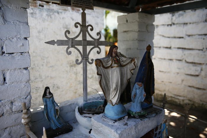 Gruta foi construída no local do crime