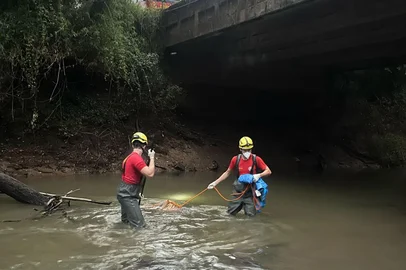 O corpo de um homem que estava desaparecido havia uma semana foi encontrado submerso no arroio Taquari Mirim, na divisa entre os municípios de Venâncio Aires e Passo do Sobrado, no Vale do Rio Pardo, e resgatado pela Polícia Civil no fim da tarde de quarta-feira (16). Investigação preliminar apura "indícios de homicídio" e um suspeito foi preso no mesmo dia por ocultação de cadáver. Entenda o caso abaixo<!-- NICAID(16082209) -->