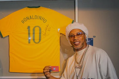 Ronaldinho Gaucho, GNU<!-- NICAID(16252444) -->