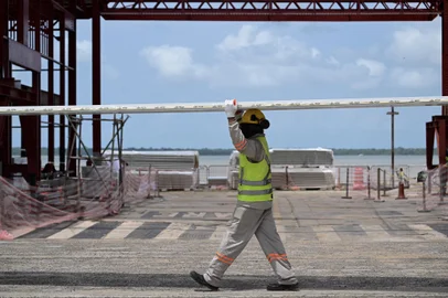 An employee works at the construction site of the City Park, the main venue of COP30 in Belem, Para State, Brazil on December 3, 2024. With 200 workers laboring seven days a week, the largest open-air market in Latin America reflects the transformation currently underway in the Brazilian city, which is preparing to host COP30 in November -- the first UN climate conference in the Amazon. (Photo by Pablo PORCIUNCULA / AFP)Editoria: ENVLocal: BelémIndexador: PABLO PORCIUNCULASecao: environmental politicsFonte: AFPFotógrafo: STF<!-- NICAID(15955645) -->