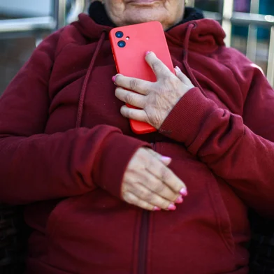 Porto Alegre, RS, Brasil, 06-06-2025: Caderno 60Mais — Os impactos do vício em telas na vida do público 60+. Na foto,Gilda Severo, 85 anos. Foto: Renan Mattos / Agência RBS<!-- NICAID(16054235) -->