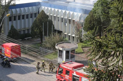 Um incêndio de grandes proporções atinge o prédio da Receita Federal no fim da manhã desta quinta-feira (25), em Caxias do Sul. A estrutura fica localizada na Rua Desembargador Azambuja, no bairro Rio Branco, e foi totalmente evacuada.<!-- NICAID(15822536) -->