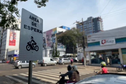 Área de espera para motociclistas em Passo Fundo<!-- NICAID(15547489) -->