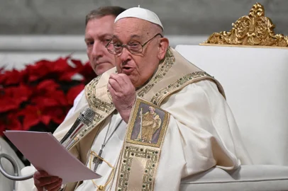 Pope Francis leaves at the end of the Christmas Eve mass at The St Peter's Basilica in the Vatican on December 24, 2024. Pope Francis marks Christmas Eve with a special ceremony launching Jubilee 2025, a year of Catholic celebrations set to draw more than 30 million pilgrims to Rome. Over the next 12 months, pilgrims will pass through the large and imposing bronze door, which is normally closed, by tradition benefiting from a "plenary indulgence", a type of forgiveness for their sins. (Photo by Tiziana FABI / AFP)Editoria: RELLocal: Vatican CityIndexador: TIZIANA FABISecao: popeFonte: AFPFotógrafo: STF<!-- NICAID(15941927) -->