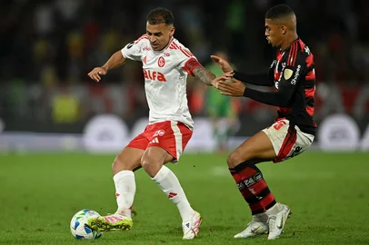 Internacional's midfielder #10 Alan Patrick (L) and Flamengo's forward #16 Samuel Lino fight for the ball during the Copa Libertadores round of 16 first leg all-Brazilian football match between Flamengo and Internacional at the Maracana stadium in Rio de Janeiro, Brazil, on August 13, 2025. (Photo by Mauro PIMENTEL / AFP)Editoria: SPOLocal: Rio de JaneiroIndexador: MAURO PIMENTELSecao: soccerFonte: AFPFotógrafo: STF<!-- NICAID(16101210) -->
