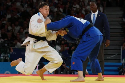 Italy's Alice Bellandi and Brazil's Mayra Aguiar (Blue) compete in the judo women's -78kg round of 16 bout of the Paris 2024 Olympic Games at the Champ-de-Mars Arena, in Paris on August 1, 2024. (Photo by Jack GUEZ / AFP)<!-- NICAID(15828900) -->
