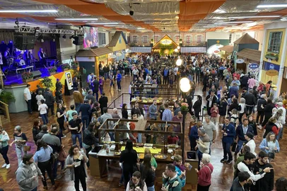 Além do queijo e do vinho: Festiqueijo reúne espaço que homenageia colonizadores de Carlos Barbosa. Celebração da gastronomia da região chega ao segundo dos cinco finais de semana de programação. Em uma hora, cerca de 400 pessoas acessaram o salão neste sábado (9). Na foto, salão do Festiqueijo<!-- NICAID(15144738) -->