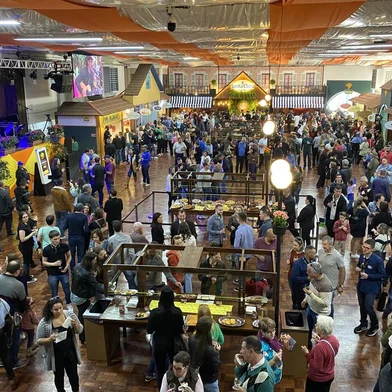 Além do queijo e do vinho: Festiqueijo reúne espaço que homenageia colonizadores de Carlos Barbosa. Celebração da gastronomia da região chega ao segundo dos cinco finais de semana de programação. Em uma hora, cerca de 400 pessoas acessaram o salão neste sábado (9). Na foto, salão do Festiqueijo<!-- NICAID(15144738) -->